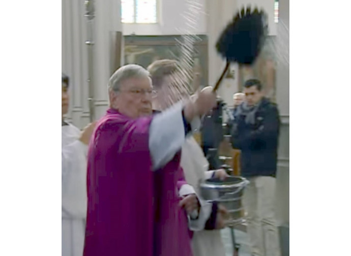 Il parroco compie l'atto di riparazione dopo la profanazione Il parroco compie l'atto di riparazione dopo la profanazione